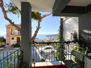een balkon met uitzicht op de oceaan bij Nitsa Apartment in Kavala