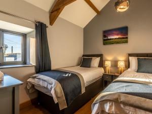 Duas camas num quarto com uma janela em 5 Bed in Widemouth Bay 60490 em Clawton