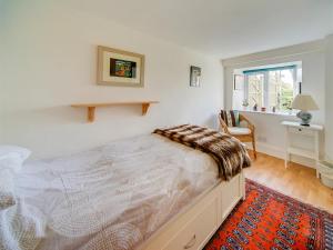 een slaapkamer met een groot bed in een kamer bij 3 bed property in Isle of Purbeck Dorset IC001 in Corfe Castle