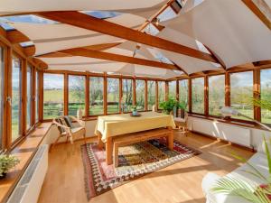 een serre met een tafel in een kamer met ramen bij 3 bed property in Isle of Purbeck Dorset IC001 in Corfe Castle