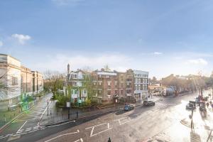 une vue aérienne sur une rue de la ville avec des bâtiments dans l'établissement Modernised Apartments 1 and 2 Bedrooms Option Terrace and Balcony High Street, à Londres