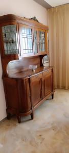 escritorio de madera en una habitación con ventana en Ca'di Gilbi e Pasqui, en La Spezia