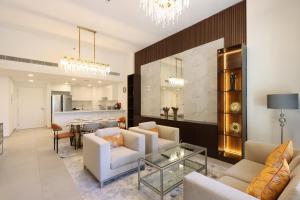 un soggiorno con divani e una sala da pranzo di Livbnb - 2BR close to Souk Mall and Burj Al Arab a Dubai