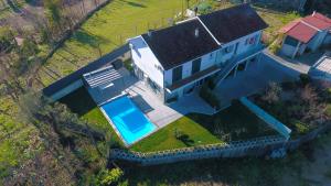 een uitzicht op een huis met een zwembad bij Casa Bela Vista in Geres