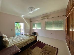 a bedroom with a bed and a window at الطابق الأول لفيلا مجهز بامتياز in Fez