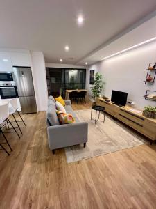 ein Wohnzimmer mit einem Sofa und einem Esszimmer in der Unterkunft Piso Exclusivo en Vigo céntrico, negocios, confort in Vigo