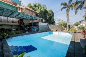 Πισίνα στο ή κοντά στο Urbanview Hotel Near Jatim Park 1 by RedDoorz