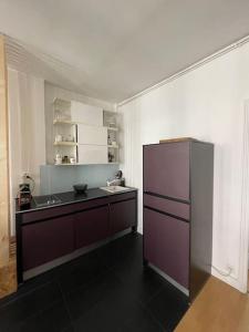 Η κουζίνα ή μικρή κουζίνα στο Appartement à côté de la plage avec balcon filant