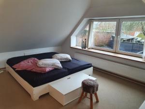 a small bedroom with a bed and a window at Slotsgaardens hus in Jels