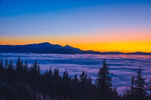 Blick auf ein Wolkenmeer bei Sonnenuntergang in der Unterkunft Маріна Драгобрат in Drahobrat