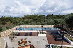 uma vista exterior de uma villa com piscina em Casa da Broa - Recantos d'Almerinda 