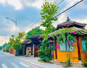 un edificio sul lato di una strada con fiori di Homestay Tí Nị a Tây Ninh