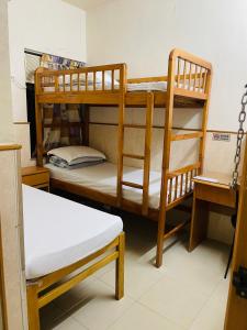 Rúm í herbergi á Johnson Hostel