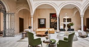 A seating area at Hotel Mercer Sevilla 5 GL
