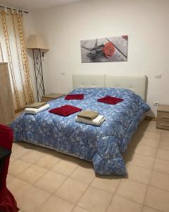 um quarto com uma cama com um edredão azul em La Fortezza dei Sanniti 