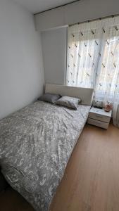 - un grand lit dans une chambre avec 2 fenêtres dans l'établissement Studio meublé pour 2 - Proche de Montreux, à Montreux