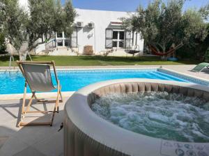 Baseinas apgyvendinimo įstaigoje Splendide villa avec piscine, jacuzzi et jardin arba netoliese
