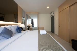 un grande letto bianco in una camera d'albergo di Grand Ion Genting Highlands a Resorts World Genting
