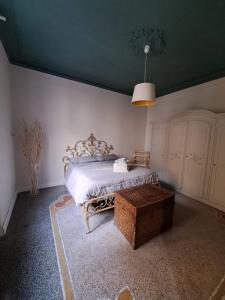 Un dormitorio con una cama y una mesa. en ROCK&WHITE en Génova