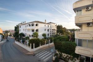 un edificio blanco al costado de una calle en Edificio Italia, en Benalmádena