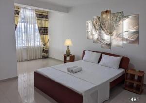 1 dormitorio con 1 cama blanca grande en una habitación en CITY VIEW KANDY - MPM APARTMENT 4A en Kandy
