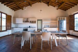 cocina con mesa de comedor grande y sillas en Agriturismo Villa Sardini, en Lucca