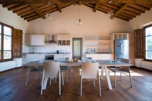 Una cocina con una gran mesa de comedor y sillas. en Agriturismo Villa Sardini, en Lucca