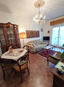 - un salon avec un canapé et un lustre dans l'établissement Casa Albina, à Rapallo