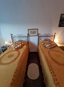 - deux lits assis l'un à côté de l'autre dans une pièce dans l'établissement Casa Albina, à Rapallo
