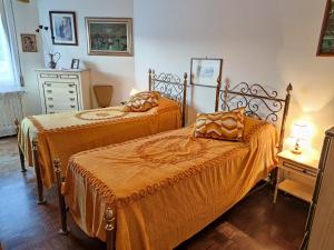 - une chambre avec 2 lits et une commode dans l'établissement Casa Albina, à Rapallo