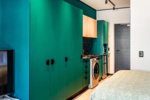 pared verde en un dormitorio con lavadora en Belina - Nine Palms Premier, en Ciudad del Cabo