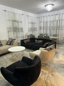 King Abdullah Economic Cityにあるvilla in king Abdullah economic city luxury feel W private poolのリビングルーム(ソファ、椅子、テーブル付)
