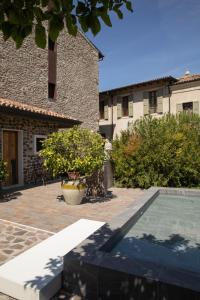 a courtyard with a swimming pool and a building at Relais Borghetto in Valeggio sul Mincio