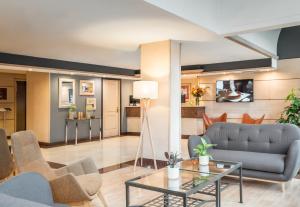 una sala de estar con un sofá y una mesa en Sunotel Aston, en Barcelona
