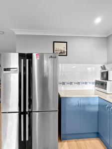Una cocina o cocineta en Family Home Close To All Perth Adventures