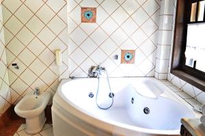 Koupelna v ubytování Archontariki Guesthouse + 37 fotografií