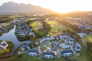 Luftblick auf ein Resort mit Yachthafen in der Unterkunft Pearl Valley Hotel by Mantis in Franschhoek