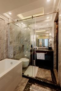 Et badeværelse på Ramada by Wyndham Goa Vagator