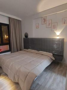 1 dormitorio con 1 cama grande en una habitación en Hotel el Fawz en Monastir