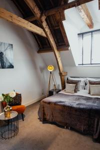 een slaapkamer met een groot bed op een zolder bij Kerkstraat Residence in Amsterdam