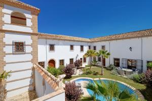 einen Blick auf eine Villa mit Innenhof in der Unterkunft Cortijo Don Cristobal in Mollina