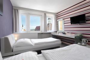 Televízia a/alebo spoločenská miestnosť v ubytovaní Hotel Koruna