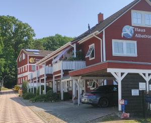 un bâtiment avec une voiture garée devant dans l'établissement Haus Albatros Wohnung 5, à Ostseebad Koserow