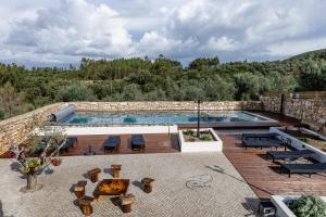 una piscina con mesa y sillas en Casa das Libras - Recantos d'Almerinda 