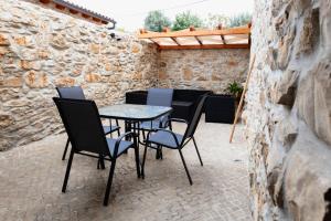 una mesa y sillas en un patio en Casa da Saia Grande - Recantos d'Almerinda, 