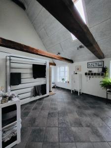 Großes Zimmer mit weißen Wänden und einer Decke in der Unterkunft Kreativgård Hoge in Højer