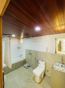 ein Badezimmer mit einem WC, einem Waschbecken und einer Badewanne in der Unterkunft Luxurious Beach Resort Agonda in Agonda
