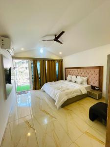 Кровать или кровати в номере Luxurious Beach Resort Agonda