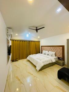 ein Schlafzimmer mit einem großen Bett und Marmorboden in der Unterkunft Luxurious Beach Resort Agonda in Agonda