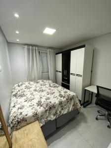 Katil atau katil-katil dalam bilik di Apto no Guarujá (10 minutos de carro até a praia)